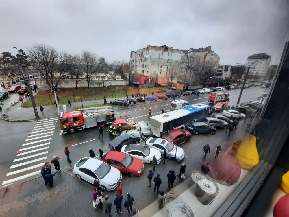 VIDEO // Accident GRAV în centrul Capitalei. Un autobuz a avariat peste 10 mașini